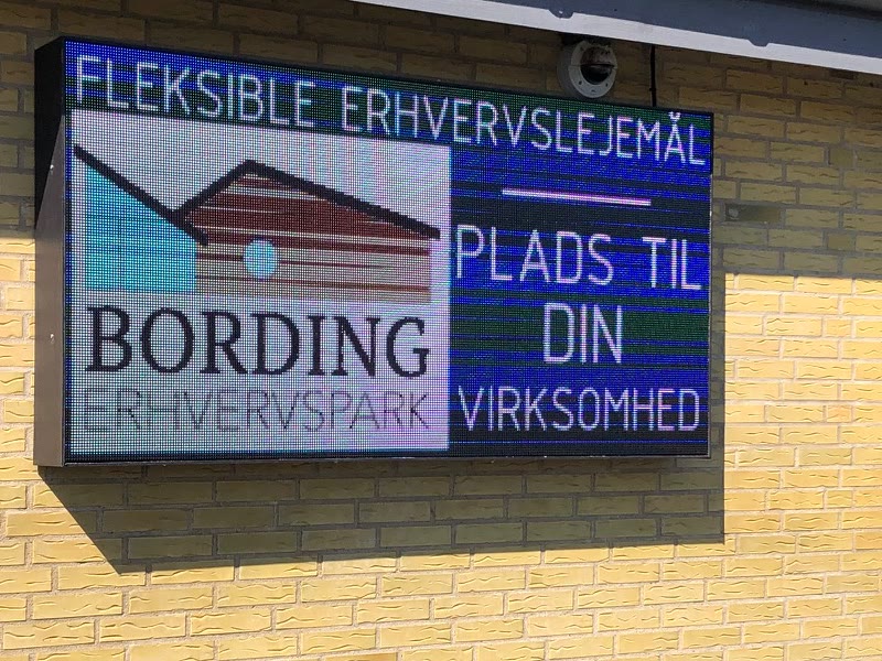 Nærbillede af LED-skærmen hos Bording Erhvervspark. Til venstre erhvervsparkens logo, til højre teksten Plads til din virksomhed